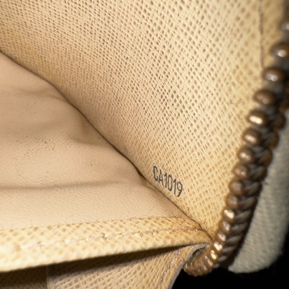 Louis Vuitton
2009 Damier Azur Pattern Zippy Organizer Wallet & unbranded chain - Picture 16 of 17